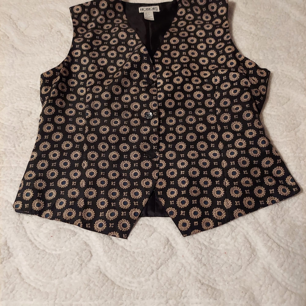 Chic Black and Cream Patterned Vest